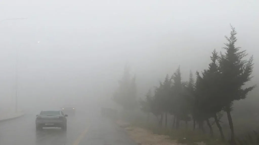 تحذيرات من تدني الرؤية الأفقية وسط أجواء باردة وماطرة في عدة مناطق